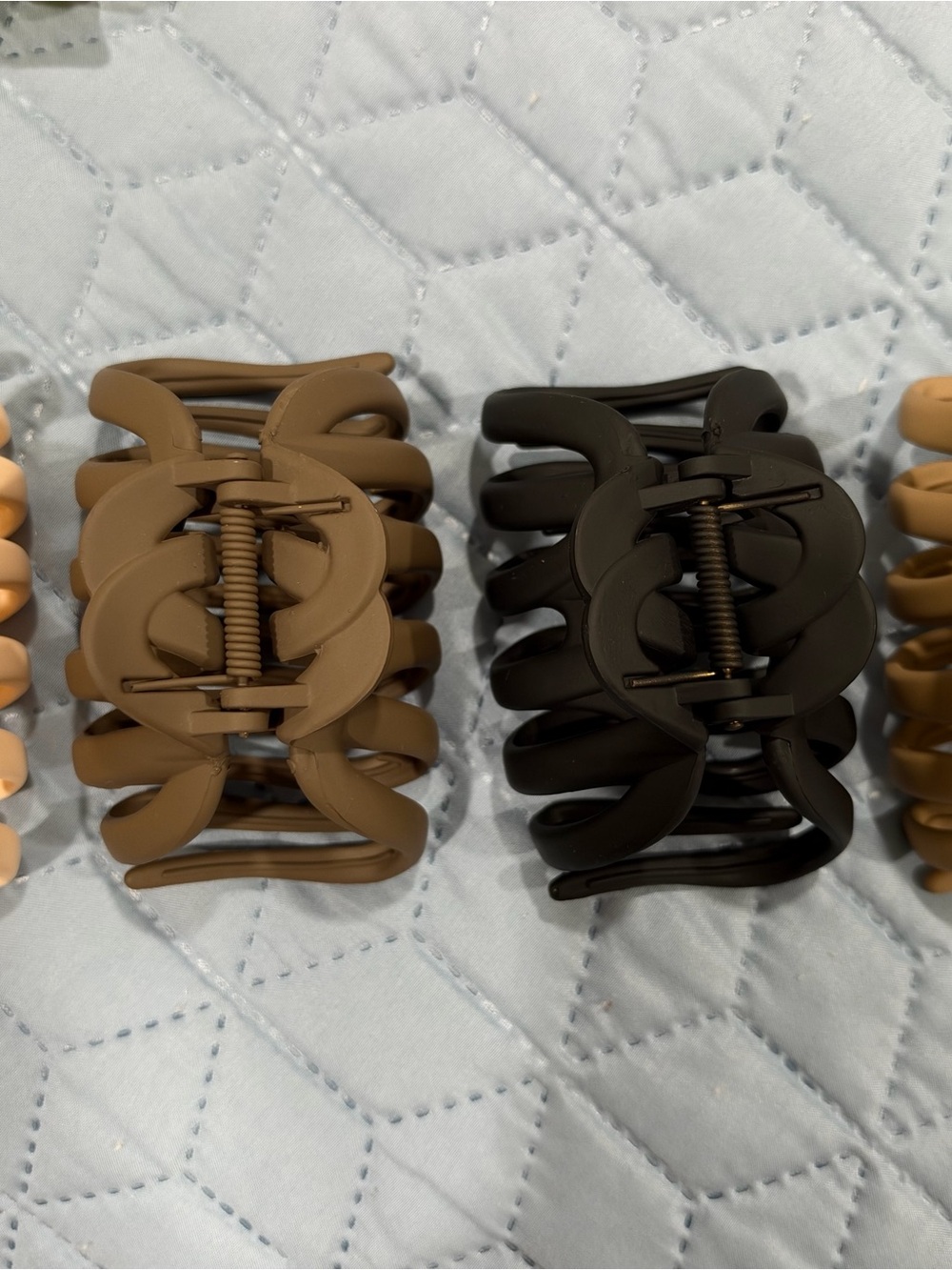 23 Assorted Clips - Picture 4 of 10